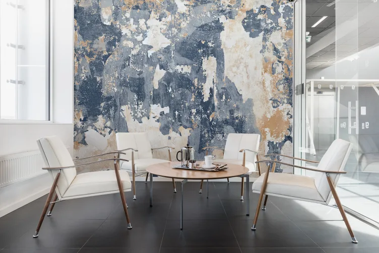 Couches de papier peint de surface dans une peinture murale usée