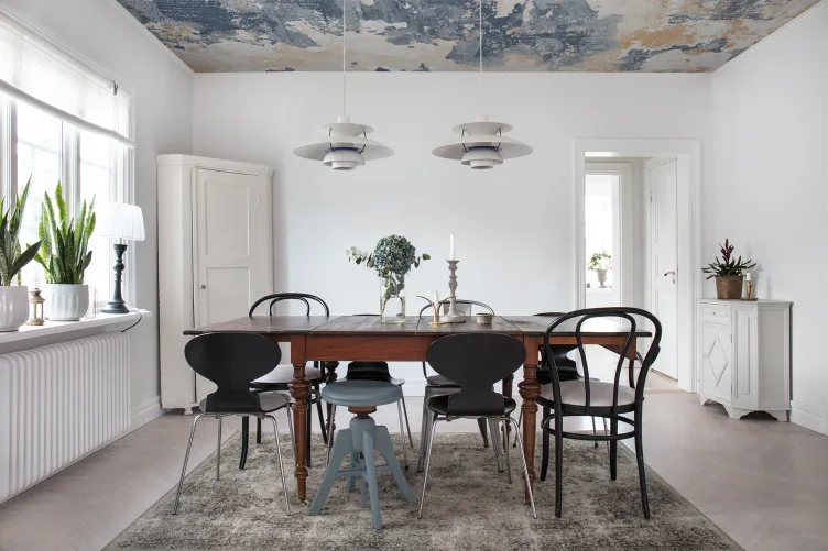 Couches de papier peint de surface dans une peinture murale usée