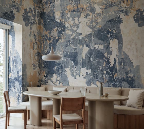 Couches de papier peint de surface dans une peinture murale usée