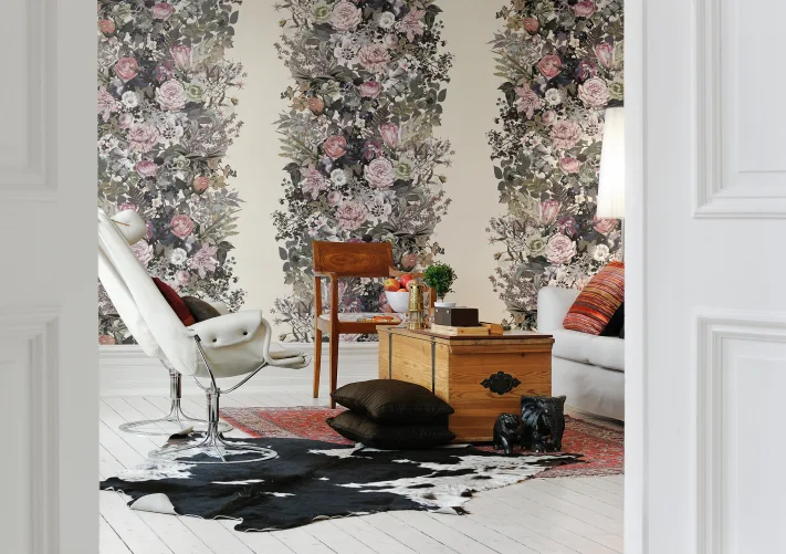 Papel de parede bege com flores e folhas