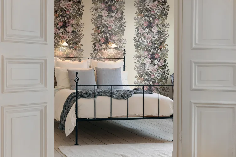 Papel de parede bege com flores e folhas