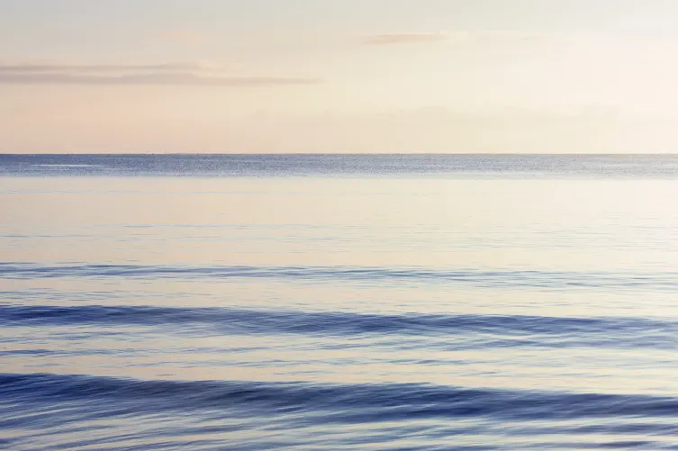 La quiétude de la mer peut être trouvée dans ce séduisant papier peint