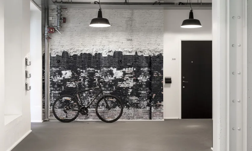 Crno-bijelo za zidni mural od cigle s velikim kontrastom