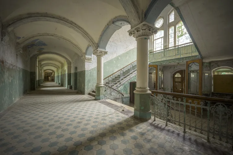 Cette photo révèle la beauté d’un bâtiment en ruine