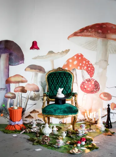 Jouez à l'ombre de grands champignons majestueux