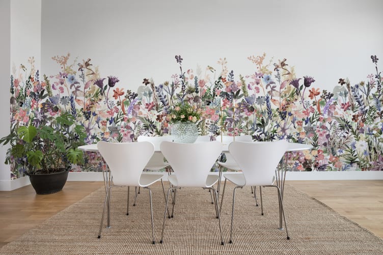 Wildblumen-Muster in zarten Aquarelltönen