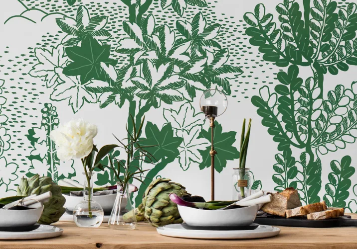 Decora tutte e quattro le pareti con una catena montuosa lussureggiante