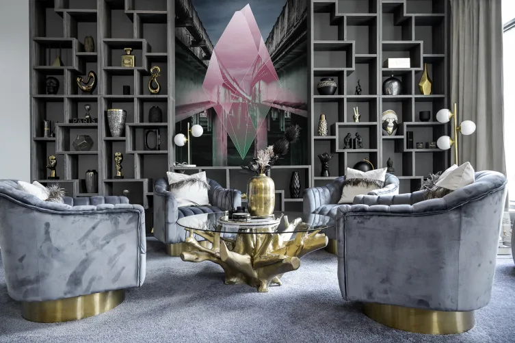 Un mural de pared futurista con un diamante flotante brillante