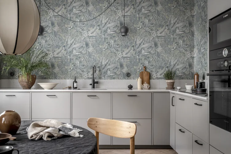 Fiori delicati e texture in lino