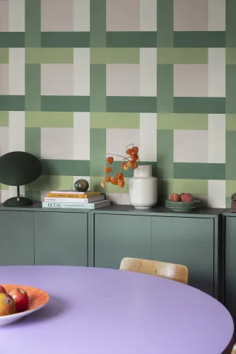 Groen en roze gestreept behangontwerp