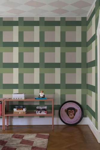 Groen en roze gestreept behangontwerp