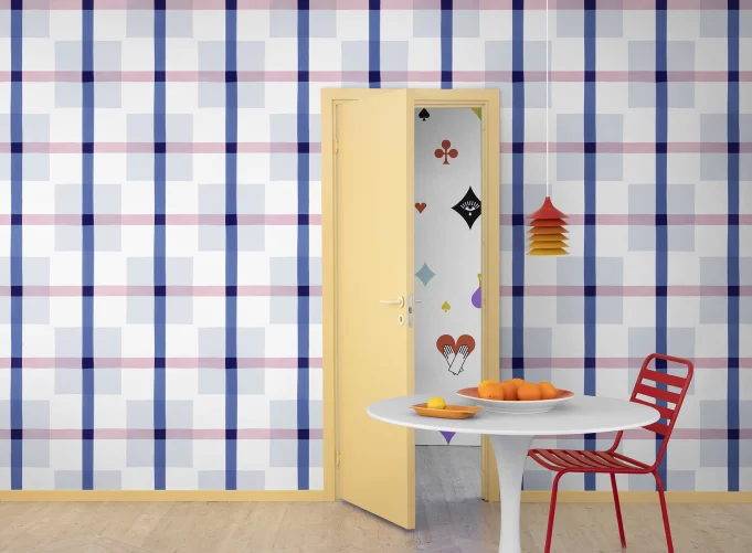 Papier peint maximaliste bleu et rose