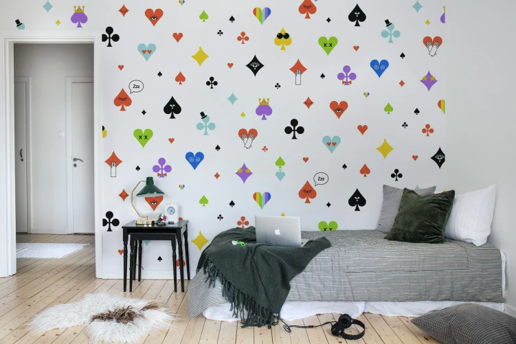 Tapete mit Poker-Motiven in Regenbogenfarben