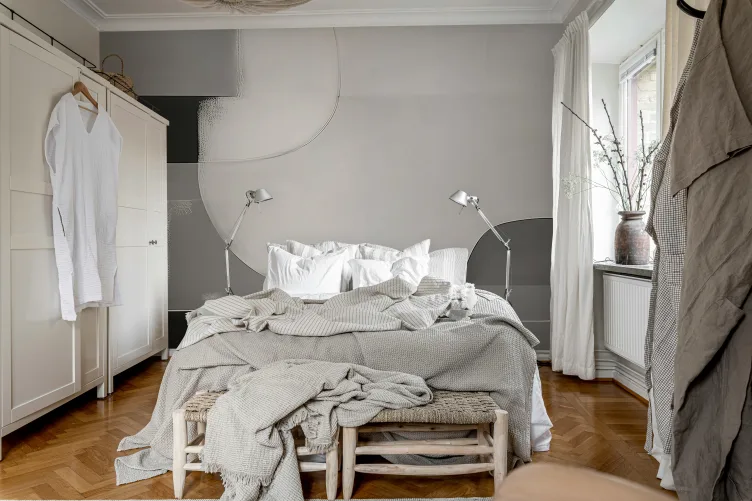Sophisticated Style with Abstract Elegance