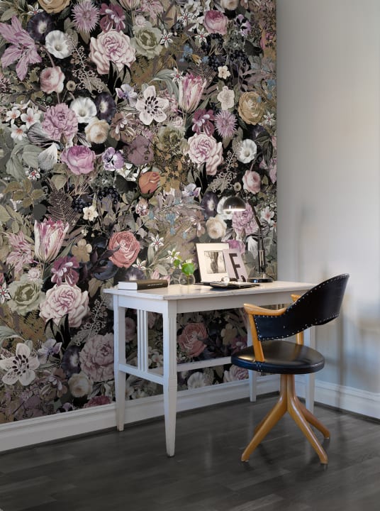 Behang met bloemen en zwarte achtergrond