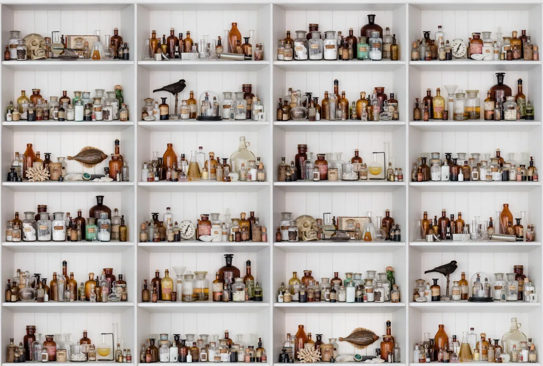 Laat je ogen dwalen over deze muur van curiositeiten.