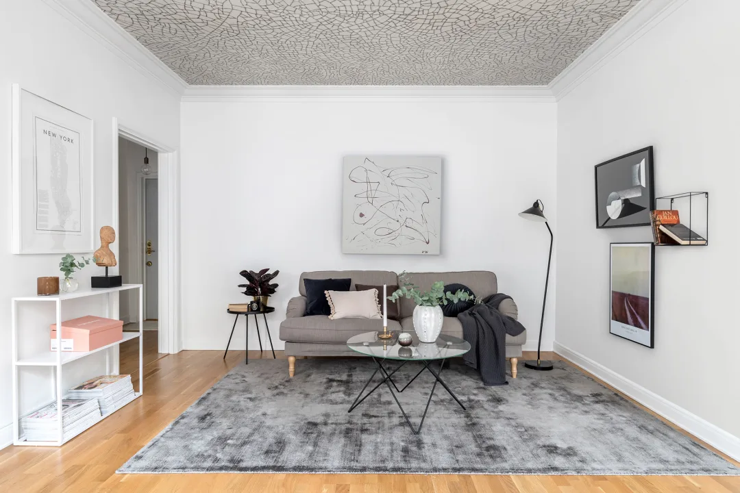 Lyst tapet med elegante krakeleringer