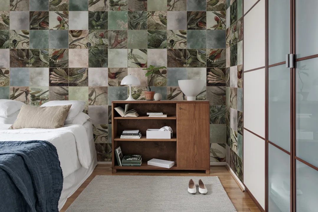 Un décor panoramique exotique avec des des colibris en surperposition de jolies tuiles décoratives