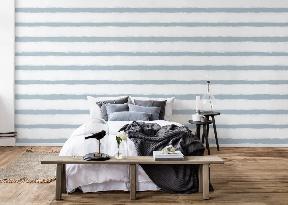 Un décor mural avec des rayures élégantes