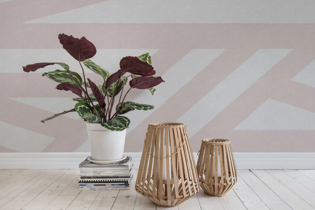 Un décor panoramique rayé dans un joli rose pâle