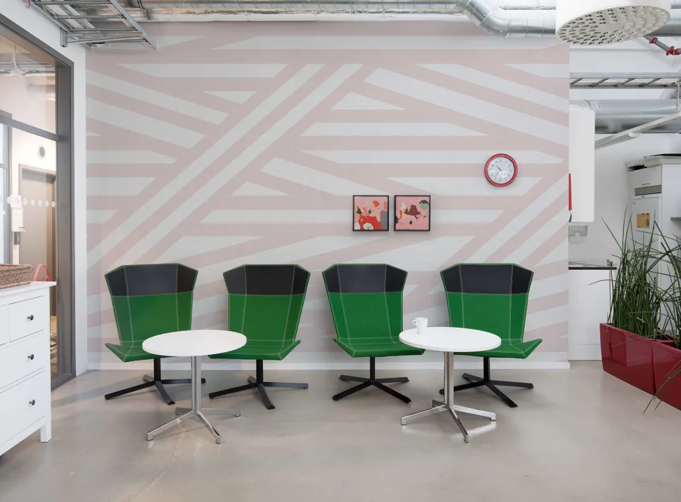 Striped wallpaper in dusty pink