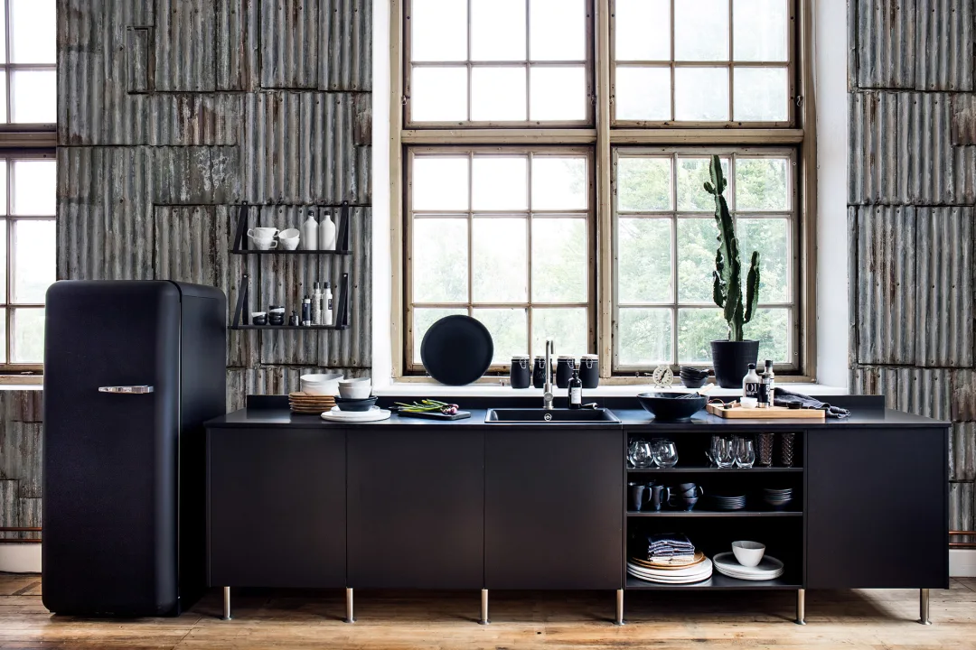 Un design mural din metal brut