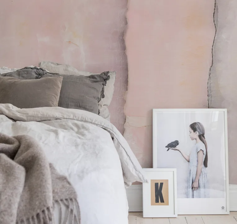 Des bonnes ondes avec un papier peint rose.