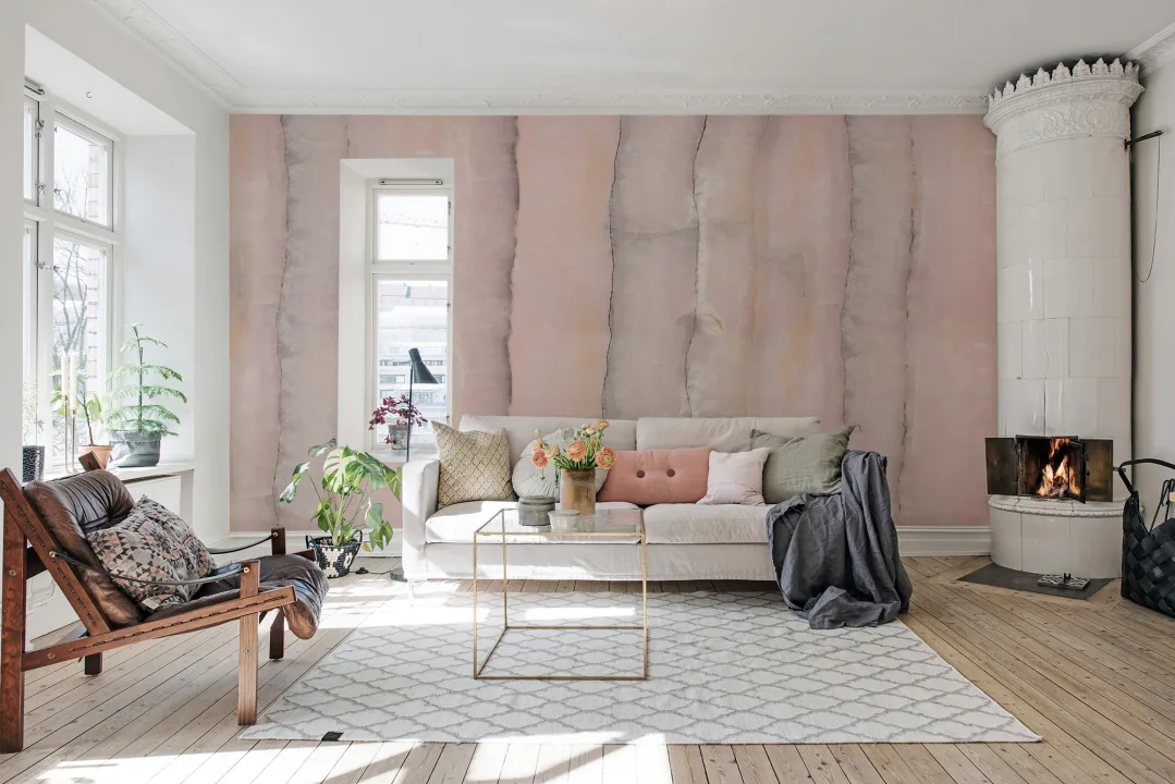 Des bonnes ondes avec un papier peint rose.