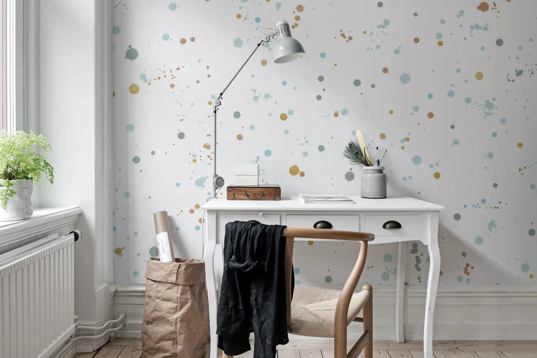 Des éclaboussures de couleurs qui vont du gris-bleu à une tonalité plus mentholée sont associées à l’or. Ensemble, elles créent un sentiment de lumière et d’air sur un mur, et ajoutent une impression d’espace dans une pièce.