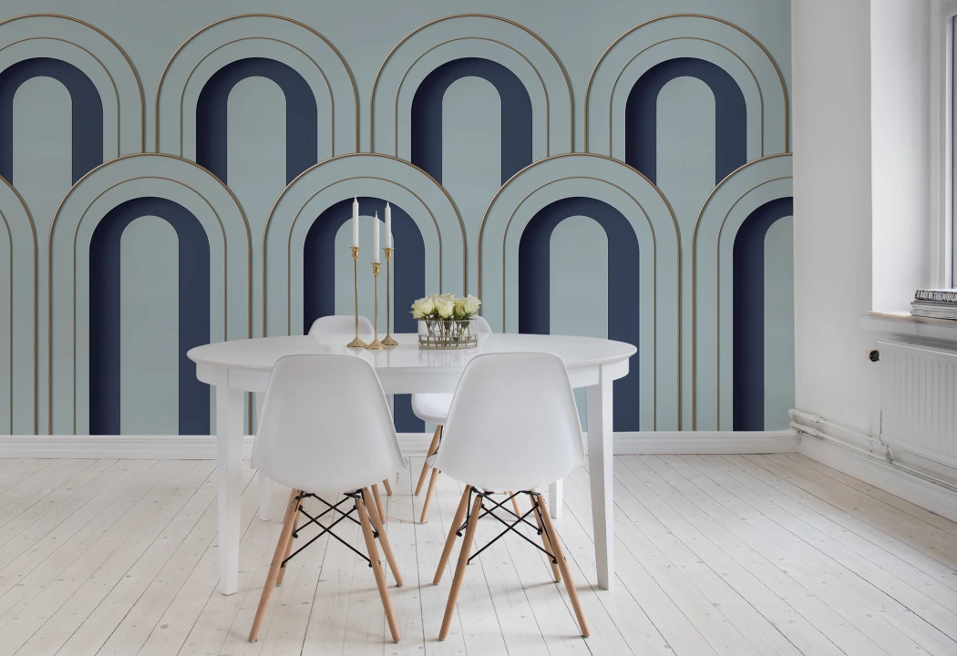A rainha azul da Art Deco leva a sua coroa dourada bem alto