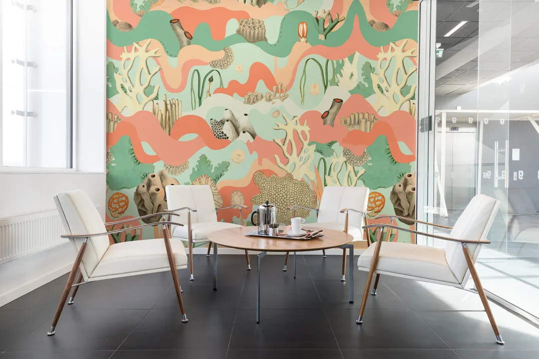 Un décor mural avec un océan houleux