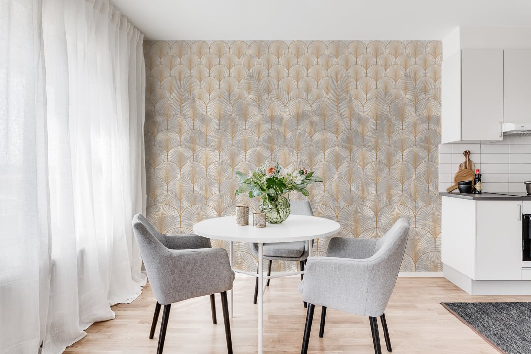 Décor mural Art Déco élégant avec des feuilles de palmiers en fond