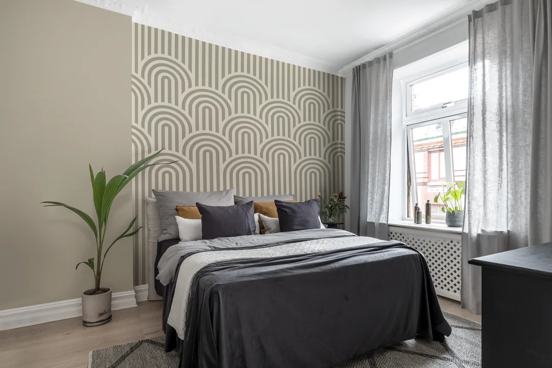 Courbes douces sur un décor mural rayé