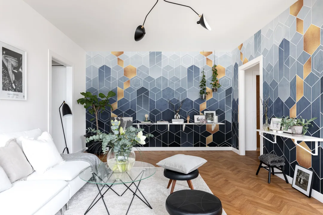 Art Deco mural met meerdere tinten blauw en een gouden twist.