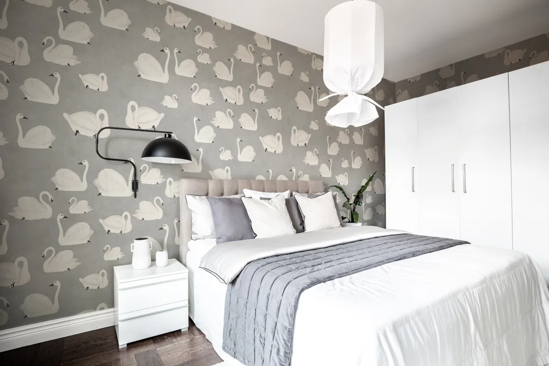 Grijs behang met witte zwanen
