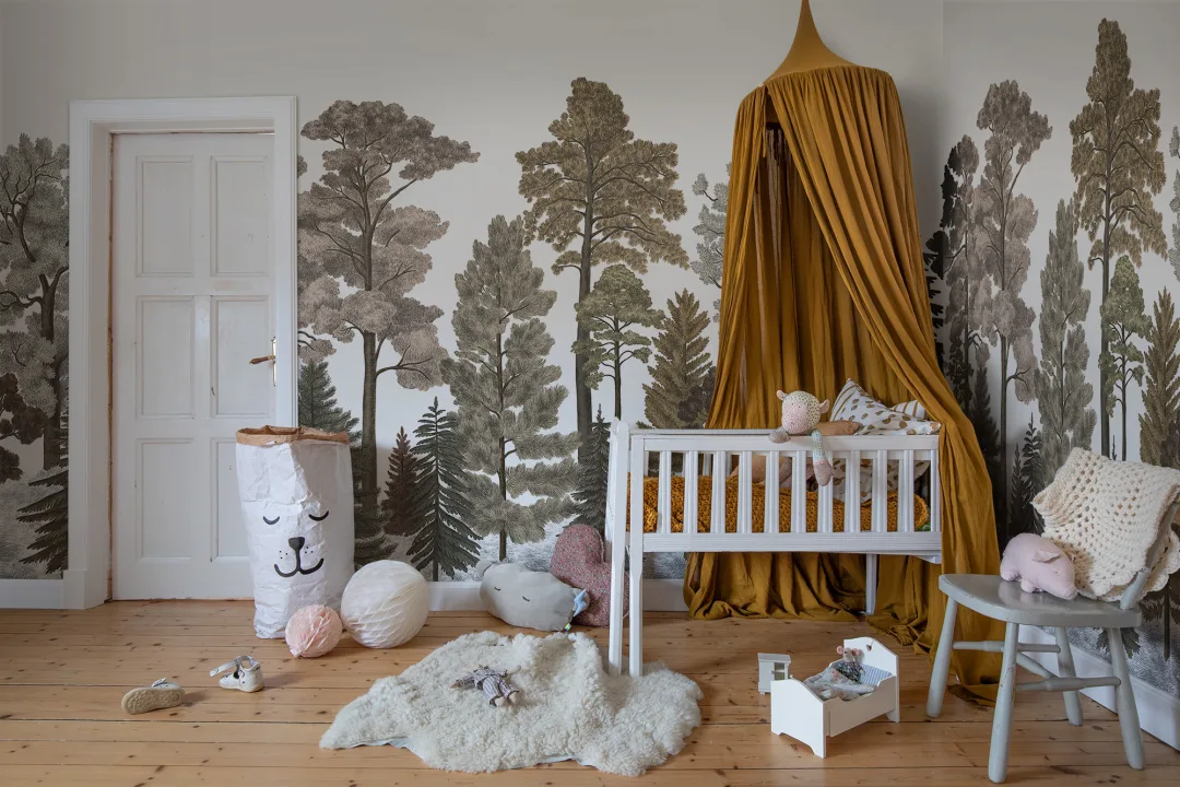 Skogstapet med varme, brune fargetoner