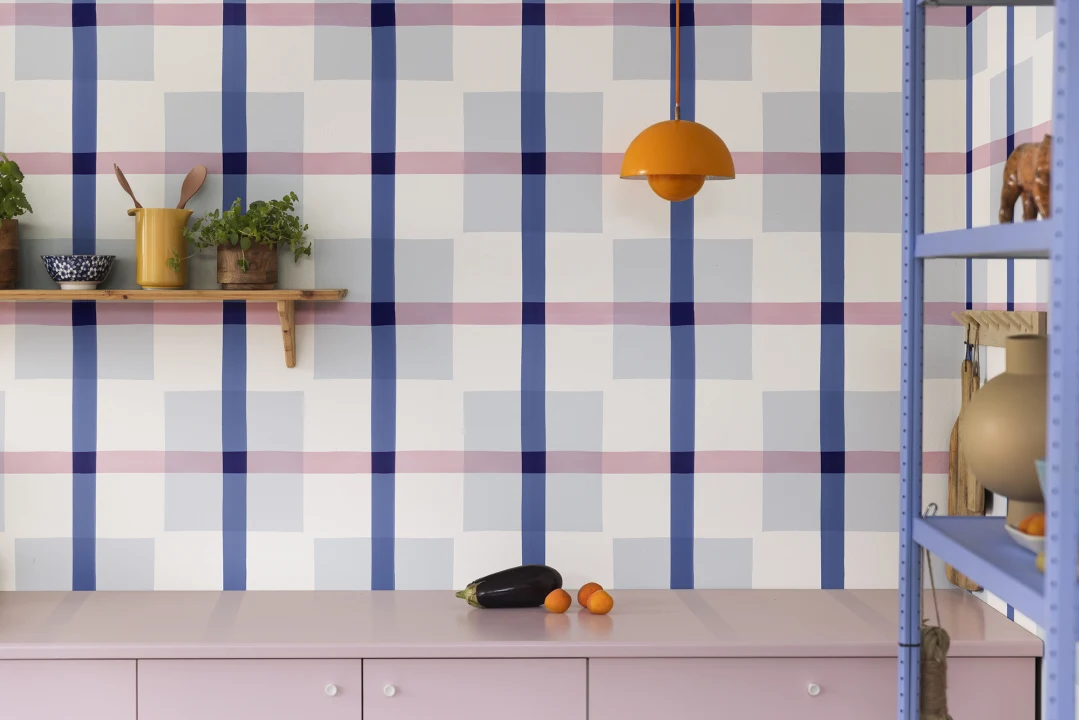 Blauw en roze maximalistisch behang