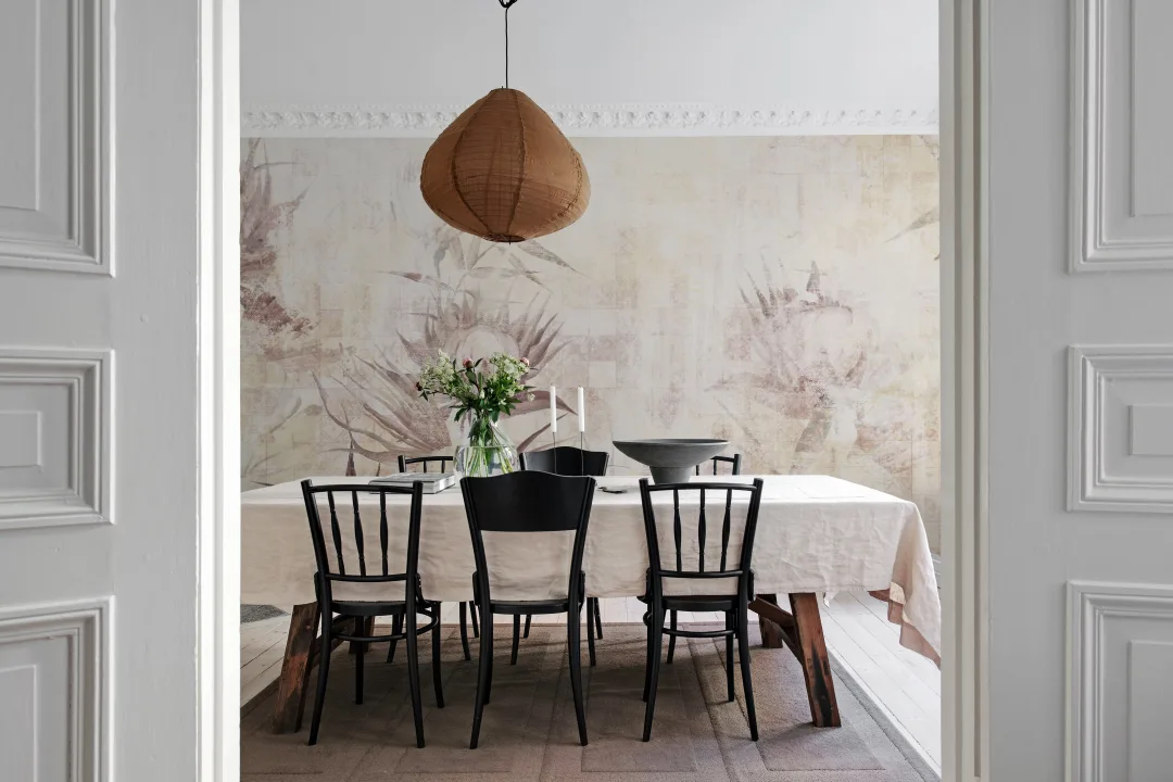 Motif floral délicat sur une surface usée et défraîchie