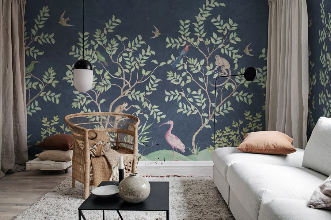 De beaux oiseaux et des singes espiègles