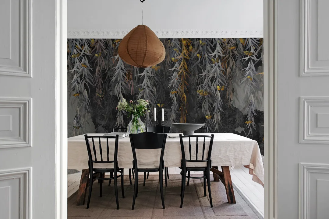 Armollinen kauneus kuunvalossa puutarhassa