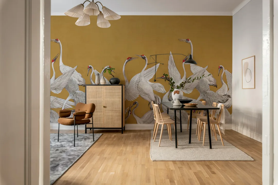 Kraanvogels op gele achtergrond