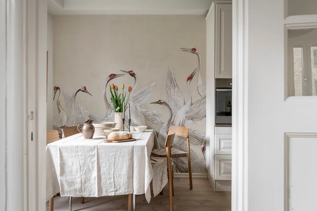Grues sur fond beige