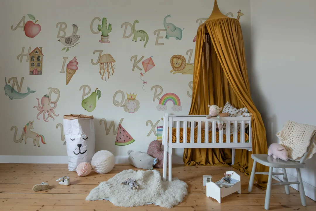 <span>Rebel Walls</span> inviterer deg til å <span>gripe ditt rom</span> med vår sjarmerende ABC-eventyrtapet. Gjør hvert rom til et lærerikt og morsomt kapittel for de små oppdagere.