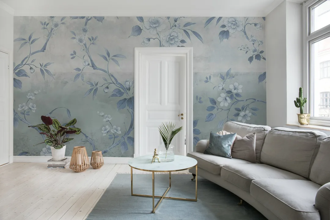 Le béton chic rencontre les fleurs en bleu