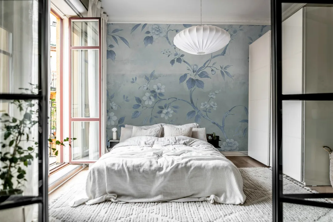 Il cemento chic incontra i fiori in blu