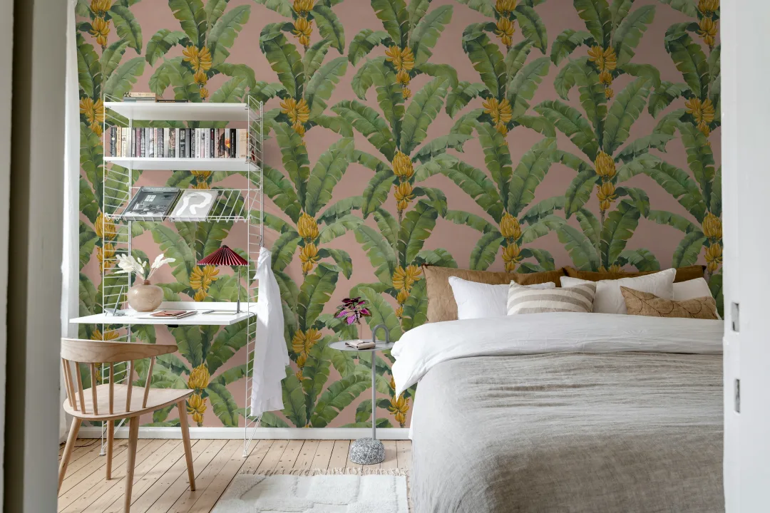 Umarme tropische Vibes mit rosa Bananenblättern