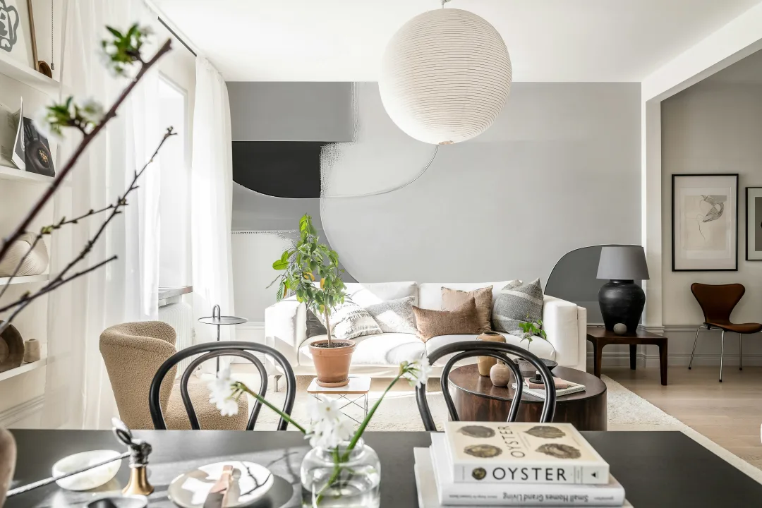 Sophisticated Style with Abstract Elegance