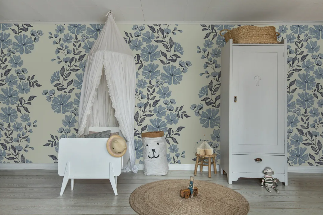 Bold Bloom in Sky: A Fresh Floral Touch