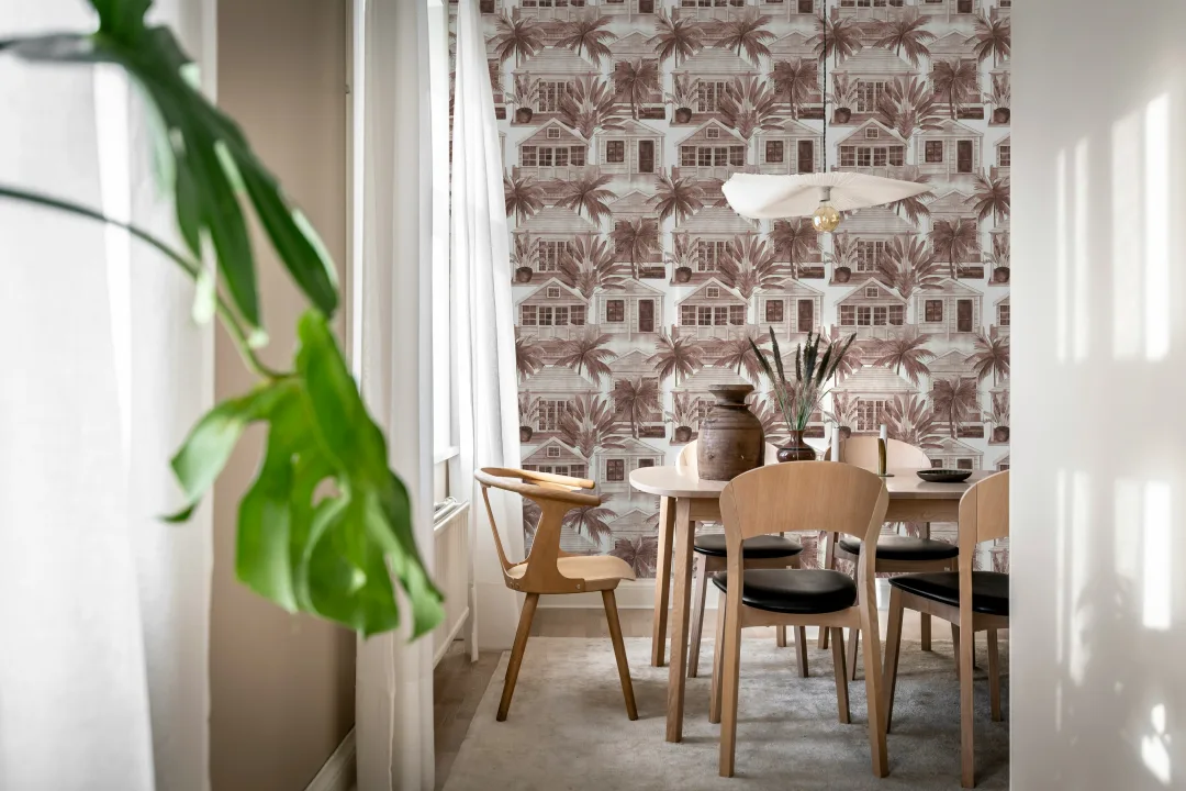 Burgundy Bliss avec Charme Tropical