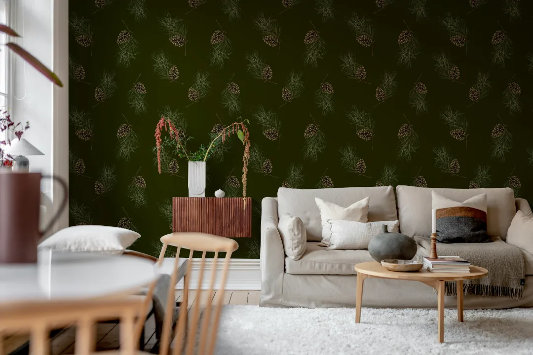 Le charme naturel de pins sur fond vert foncé